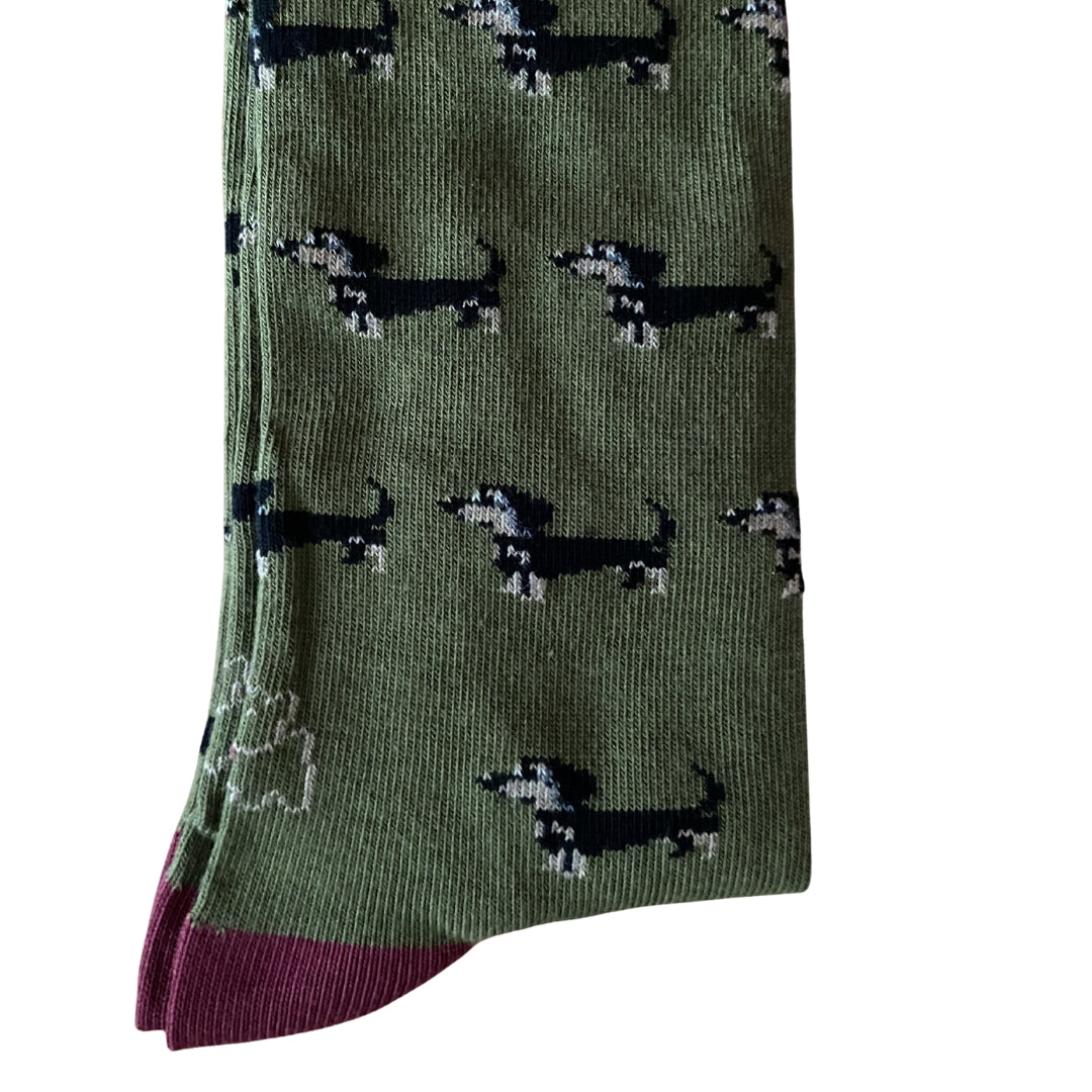 Calcetín Media Caña Hombre Kiff-Kiff – Estampado Teckel Fondo Verde Oliva | Fabricado en España