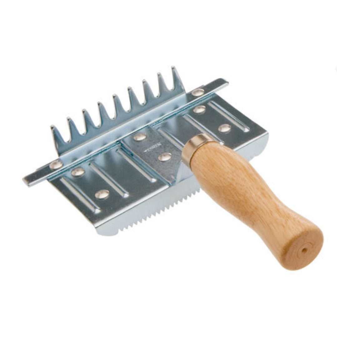 Almohaza HH Metálica Galvanizada Cuadrada con Asa de Madera – Anticorrosiva y Duradera | Hípica Profesional