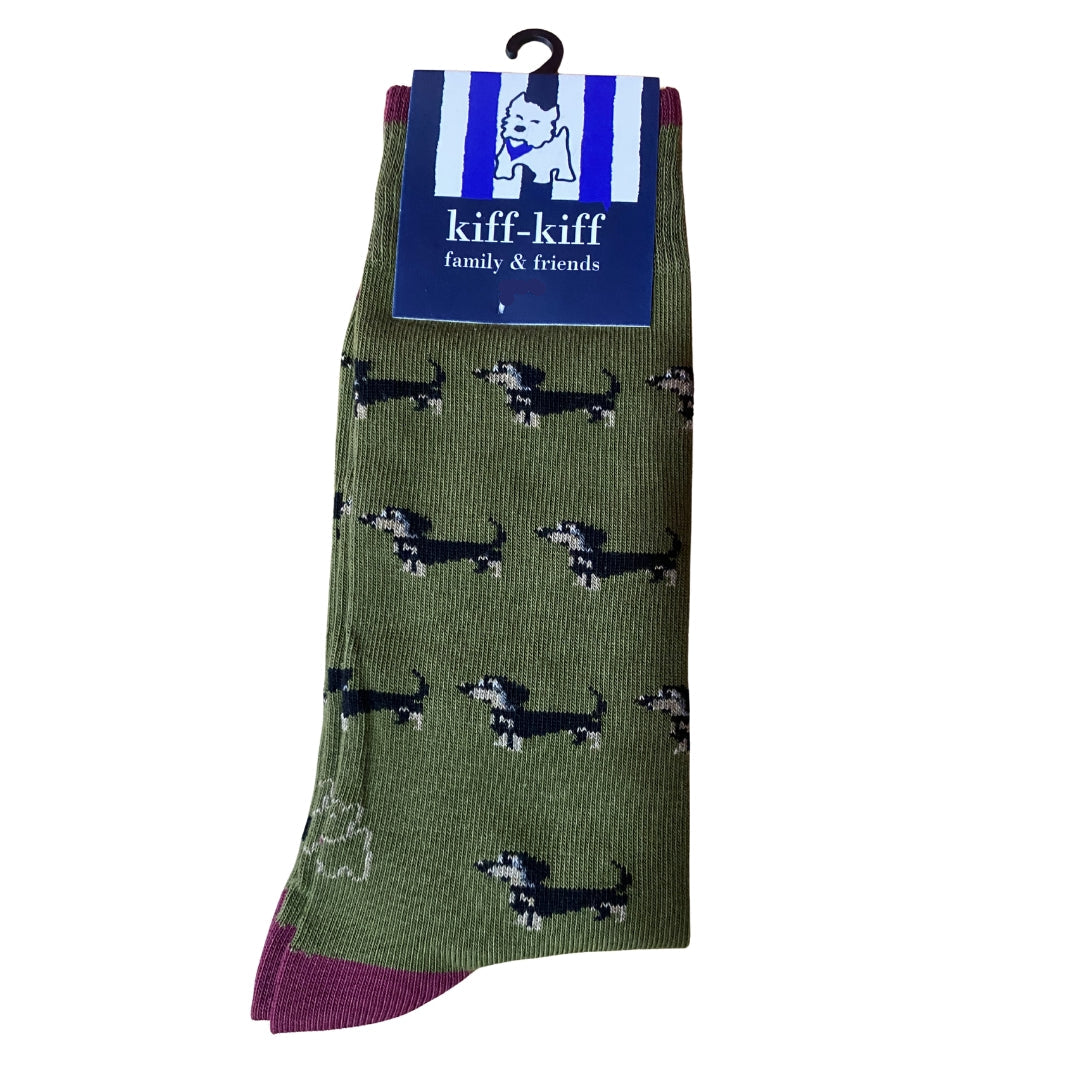 Calcetín Media Caña Hombre Kiff-Kiff – Estampado Teckel Fondo Verde Oliva | Fabricado en España