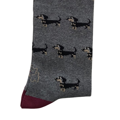 Calcetín Media Caña Hombre Kiff-Kiff – Estampado Teckel Fondo Gris | Fabricado en España